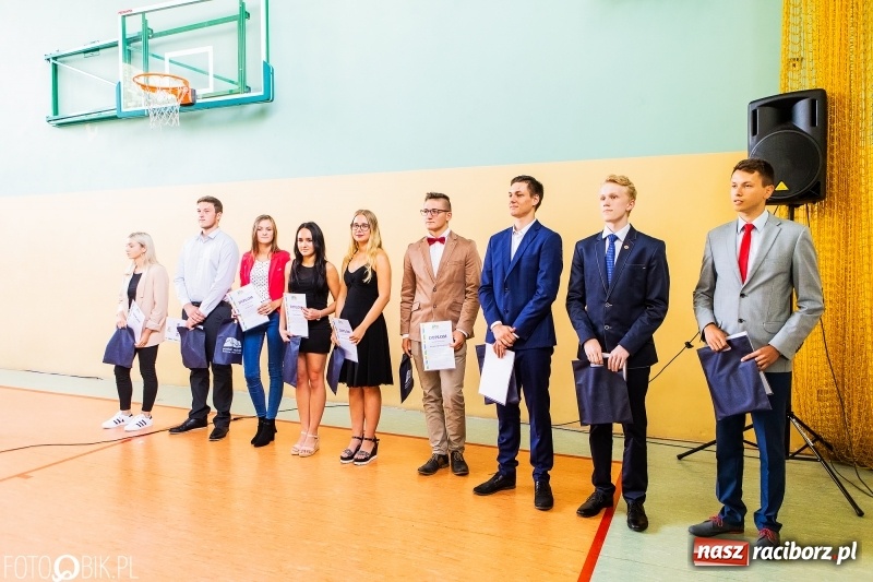 Zdjęcie w galerii na portalu naszraciborz.pl: Kędy książę Sławomir żelaznym swym barkiem... Powiatowa Inauguracja w Mechaniku  wiadomości z regionu