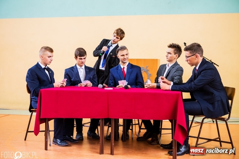 Zdjęcie w galerii na portalu naszraciborz.pl: Kędy książę Sławomir żelaznym swym barkiem... Powiatowa Inauguracja w Mechaniku  wiadomości z regionu