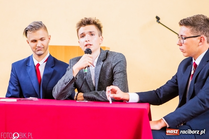 Zdjęcie w galerii na portalu naszraciborz.pl: Kędy książę Sławomir żelaznym swym barkiem... Powiatowa Inauguracja w Mechaniku  wiadomości z regionu