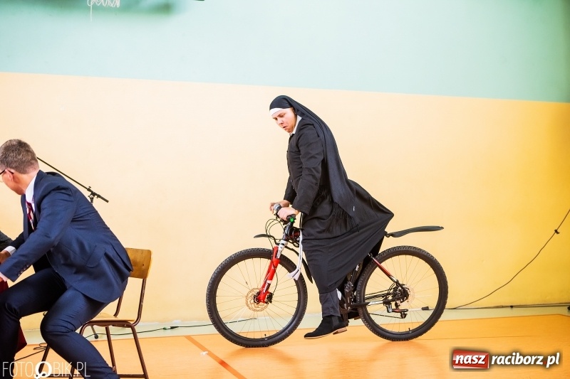 Zdjęcie w galerii na portalu naszraciborz.pl: Kędy książę Sławomir żelaznym swym barkiem... Powiatowa Inauguracja w Mechaniku  wiadomości z regionu
