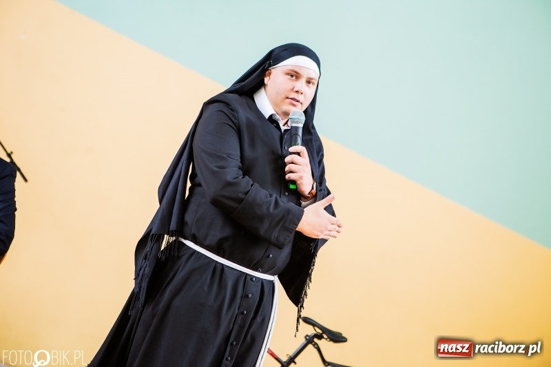 Zdjęcie w galerii na portalu naszraciborz.pl: Kędy książę Sławomir żelaznym swym barkiem... Powiatowa Inauguracja w Mechaniku  wiadomości z regionu