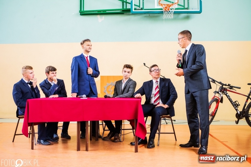 Zdjęcie w galerii na portalu naszraciborz.pl: Kędy książę Sławomir żelaznym swym barkiem... Powiatowa Inauguracja w Mechaniku  wiadomości z regionu