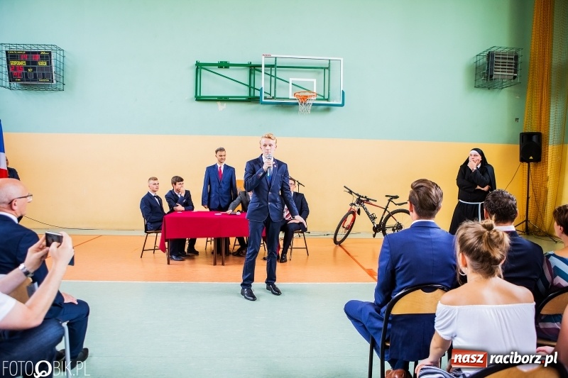 Zdjęcie w galerii na portalu naszraciborz.pl: Kędy książę Sławomir żelaznym swym barkiem... Powiatowa Inauguracja w Mechaniku  wiadomości z regionu