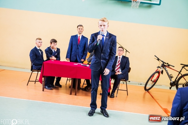 Zdjęcie w galerii na portalu naszraciborz.pl: Kędy książę Sławomir żelaznym swym barkiem... Powiatowa Inauguracja w Mechaniku  wiadomości z regionu