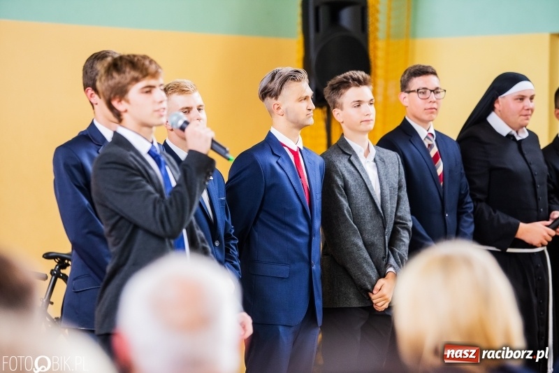 Zdjęcie w galerii na portalu naszraciborz.pl: Kędy książę Sławomir żelaznym swym barkiem... Powiatowa Inauguracja w Mechaniku  wiadomości z regionu