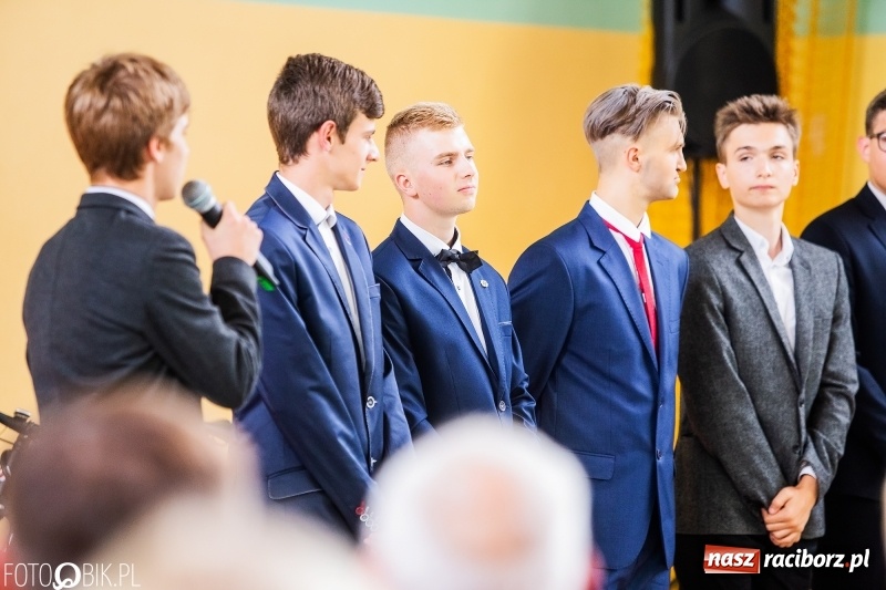 Zdjęcie w galerii na portalu naszraciborz.pl: Kędy książę Sławomir żelaznym swym barkiem... Powiatowa Inauguracja w Mechaniku  wiadomości z regionu