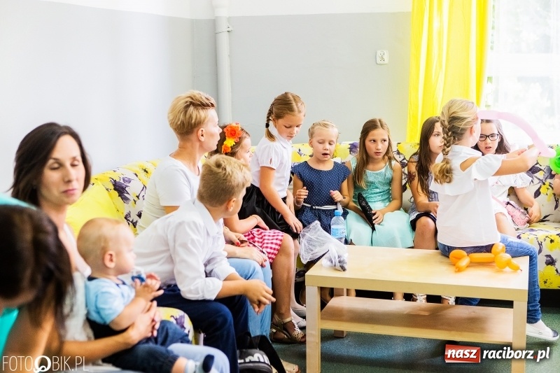 Zdjęcie w galerii na portalu naszraciborz.pl: Racibórz. Pierwszy dzwonek w szkole społecznej  wiadomości z regionu