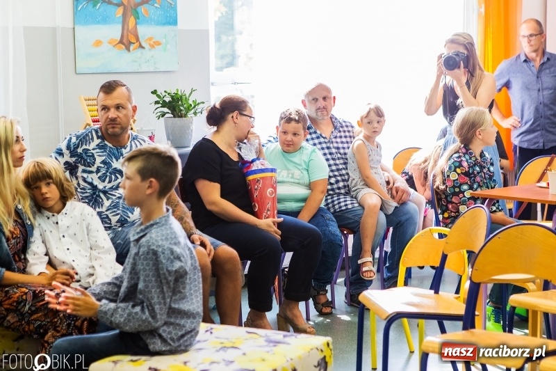 Zdjęcie w galerii na portalu naszraciborz.pl: Racibórz. Pierwszy dzwonek w szkole społecznej  wiadomości z regionu