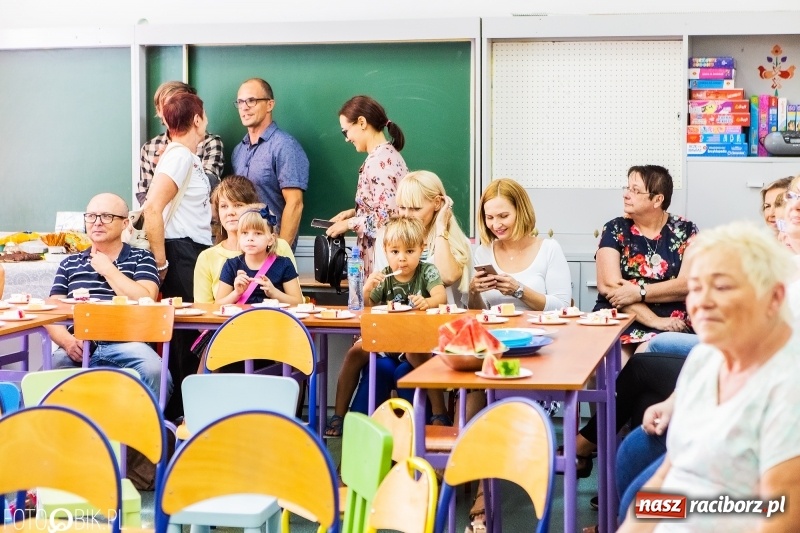 Zdjęcie w galerii na portalu naszraciborz.pl: Racibórz. Pierwszy dzwonek w szkole społecznej  wiadomości z regionu