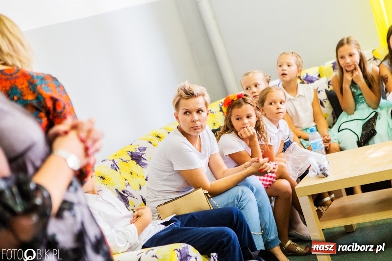 Zdjęcie w galerii na portalu naszraciborz.pl: Racibórz. Pierwszy dzwonek w szkole społecznej  wiadomości z regionu