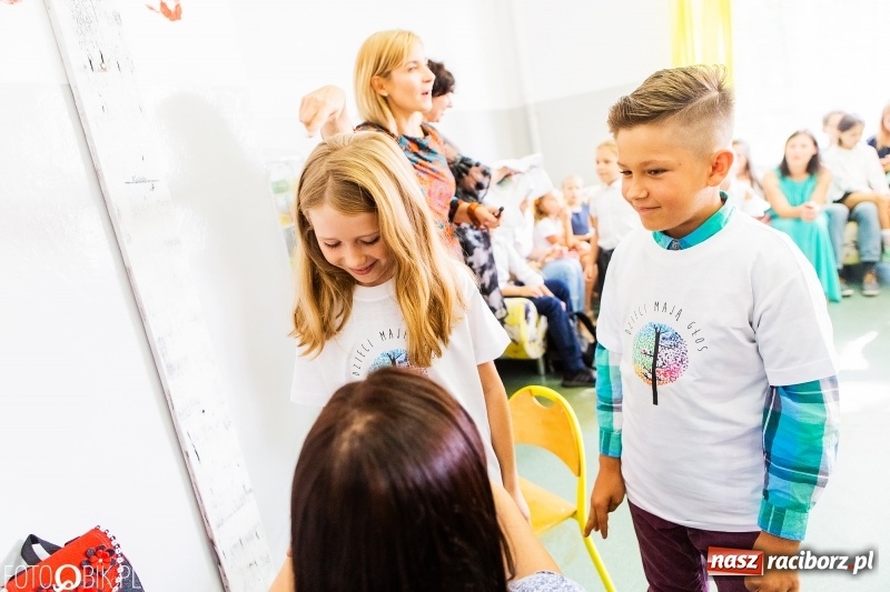 Zdjęcie w galerii na portalu naszraciborz.pl: Racibórz. Pierwszy dzwonek w szkole społecznej  wiadomości z regionu