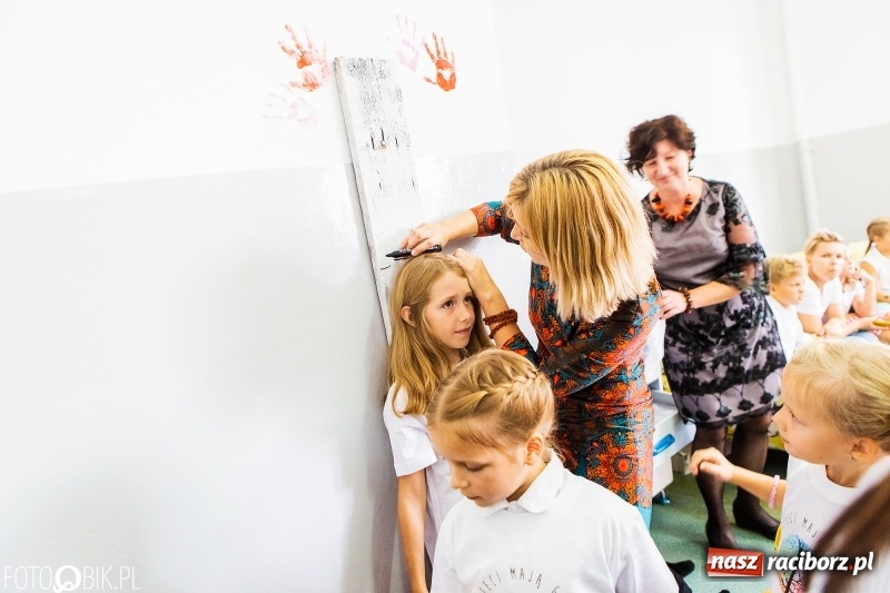 Zdjęcie w galerii na portalu naszraciborz.pl: Racibórz. Pierwszy dzwonek w szkole społecznej  wiadomości z regionu