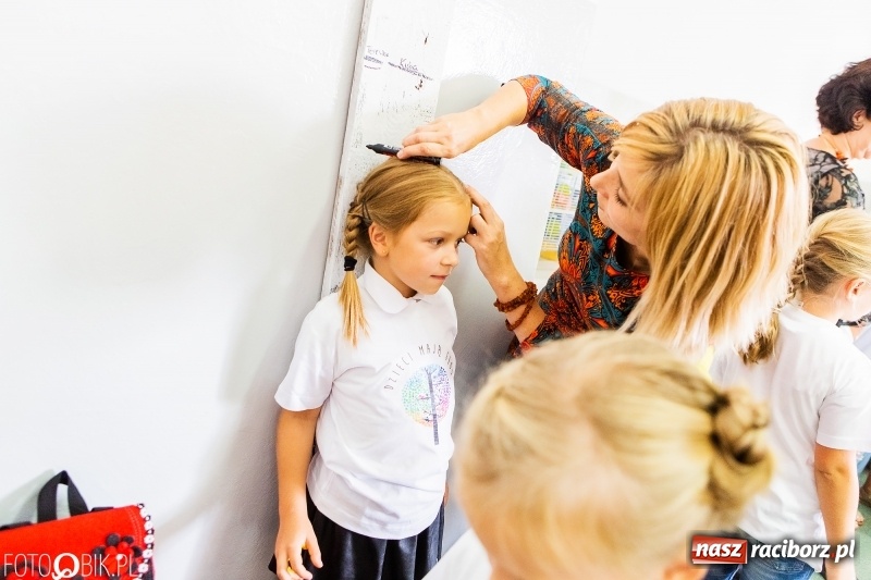 Zdjęcie w galerii na portalu naszraciborz.pl: Racibórz. Pierwszy dzwonek w szkole społecznej  wiadomości z regionu