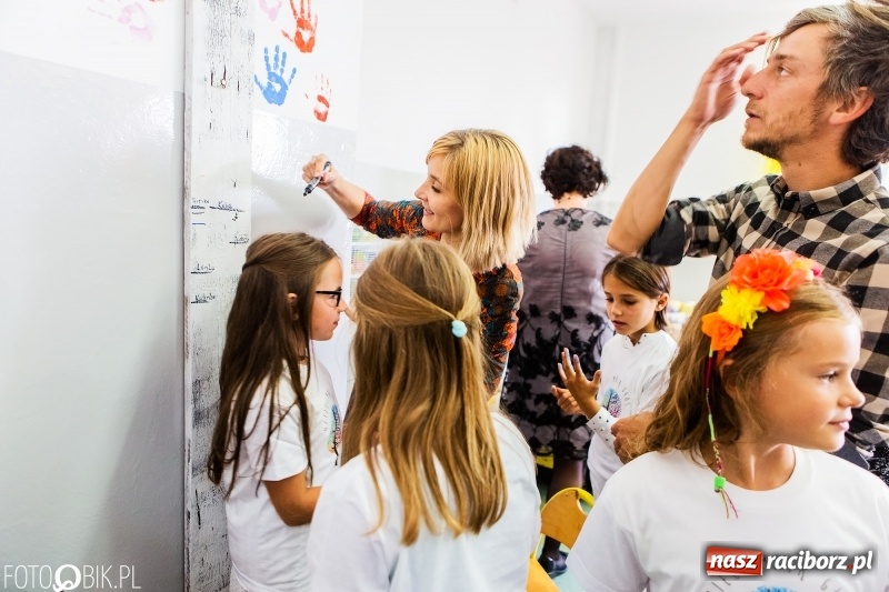 Zdjęcie w galerii na portalu naszraciborz.pl: Racibórz. Pierwszy dzwonek w szkole społecznej  wiadomości z regionu