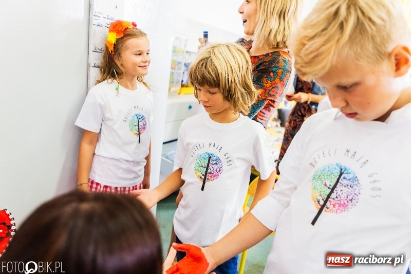 Zdjęcie w galerii na portalu naszraciborz.pl: Racibórz. Pierwszy dzwonek w szkole społecznej  wiadomości z regionu