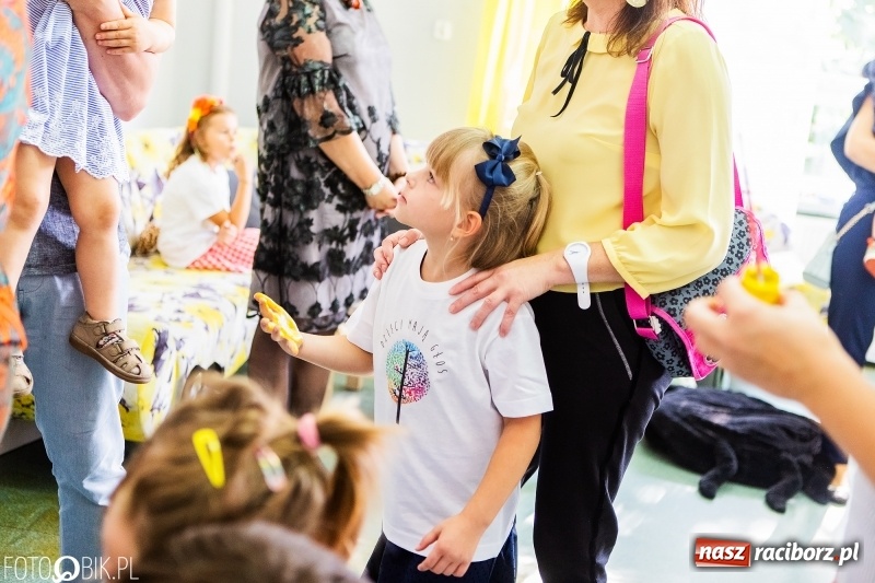 Zdjęcie w galerii na portalu naszraciborz.pl: Racibórz. Pierwszy dzwonek w szkole społecznej  wiadomości z regionu