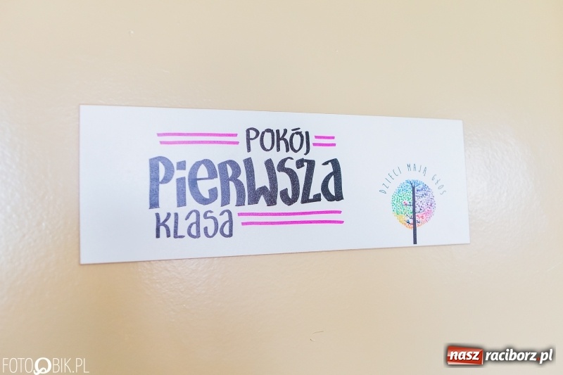 Zdjęcie w galerii na portalu naszraciborz.pl: Racibórz. Pierwszy dzwonek w szkole społecznej  wiadomości z regionu