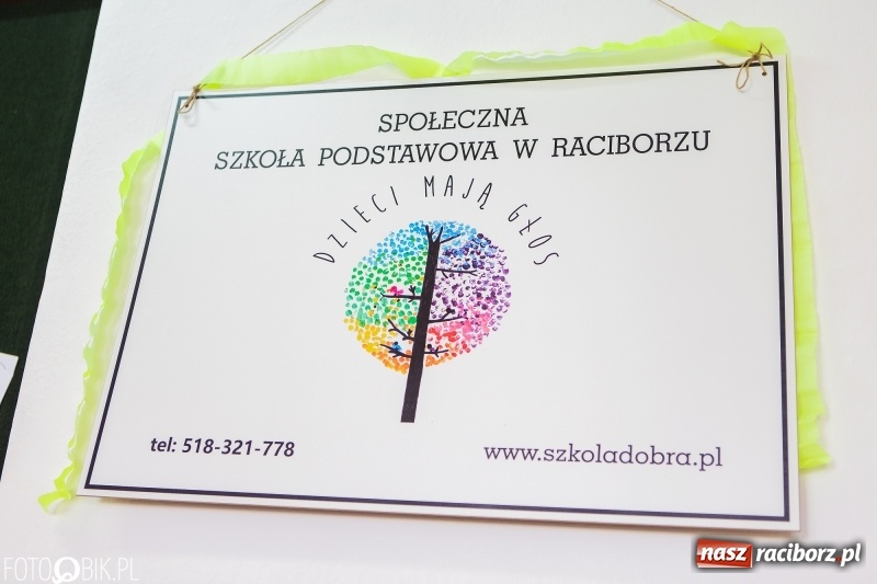 Zdjęcie w galerii na portalu naszraciborz.pl: Racibórz. Pierwszy dzwonek w szkole społecznej  wiadomości z regionu
