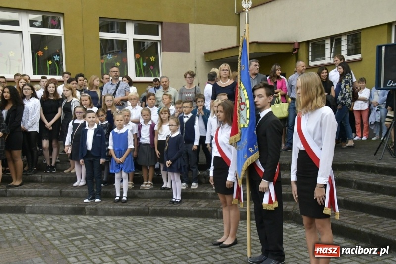 Zdjęcie w galerii na portalu naszraciborz.pl: SP 18 rozpoczęła rok szkolny z nowym dyrektorem wiadomości z regionu