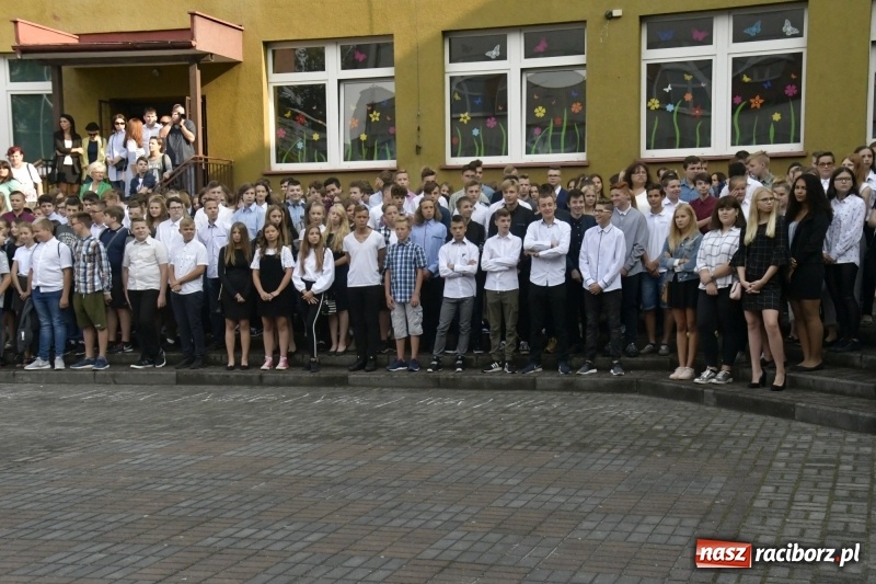 Zdjęcie w galerii na portalu naszraciborz.pl: SP 18 rozpoczęła rok szkolny z nowym dyrektorem wiadomości z regionu