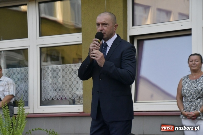 Zdjęcie w galerii na portalu naszraciborz.pl: SP 18 rozpoczęła rok szkolny z nowym dyrektorem wiadomości z regionu