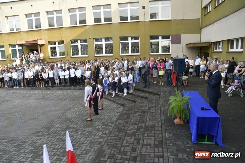 Zdjęcie w galerii na portalu naszraciborz.pl: SP 18 rozpoczęła rok szkolny z nowym dyrektorem wiadomości z regionu