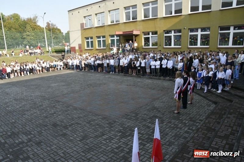 Zdjęcie w galerii na portalu naszraciborz.pl: SP 18 rozpoczęła rok szkolny z nowym dyrektorem wiadomości z regionu