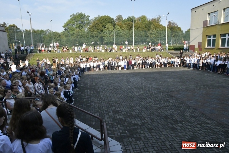 Zdjęcie w galerii na portalu naszraciborz.pl: SP 18 rozpoczęła rok szkolny z nowym dyrektorem wiadomości z regionu