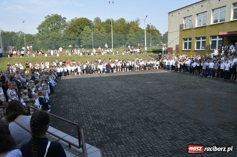 Zdjęcie w galerii na portalu naszraciborz.pl: SP 18 rozpoczęła rok szkolny z nowym dyrektorem wiadomości z regionu