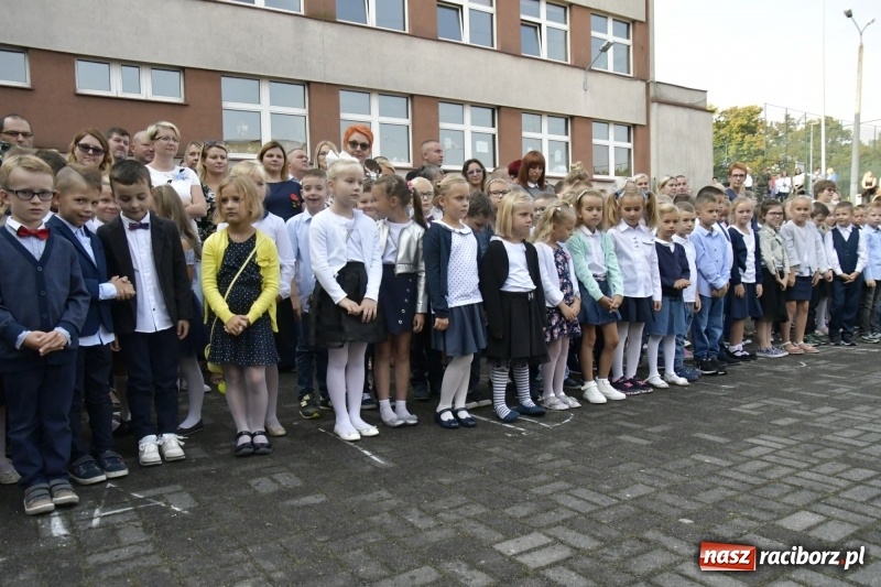 Zdjęcie w galerii na portalu naszraciborz.pl: SP 18 rozpoczęła rok szkolny z nowym dyrektorem wiadomości z regionu