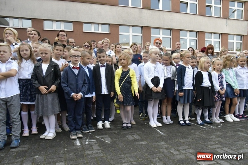 Zdjęcie w galerii na portalu naszraciborz.pl: SP 18 rozpoczęła rok szkolny z nowym dyrektorem wiadomości z regionu