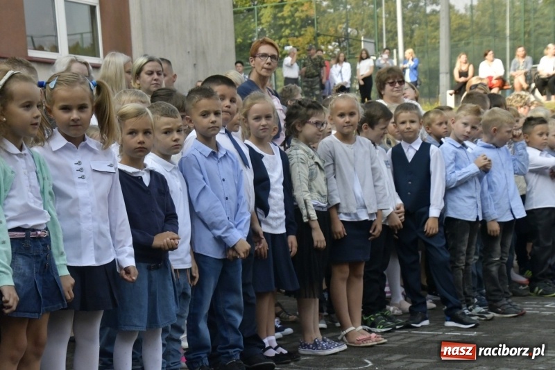 Zdjęcie w galerii na portalu naszraciborz.pl: SP 18 rozpoczęła rok szkolny z nowym dyrektorem wiadomości z regionu