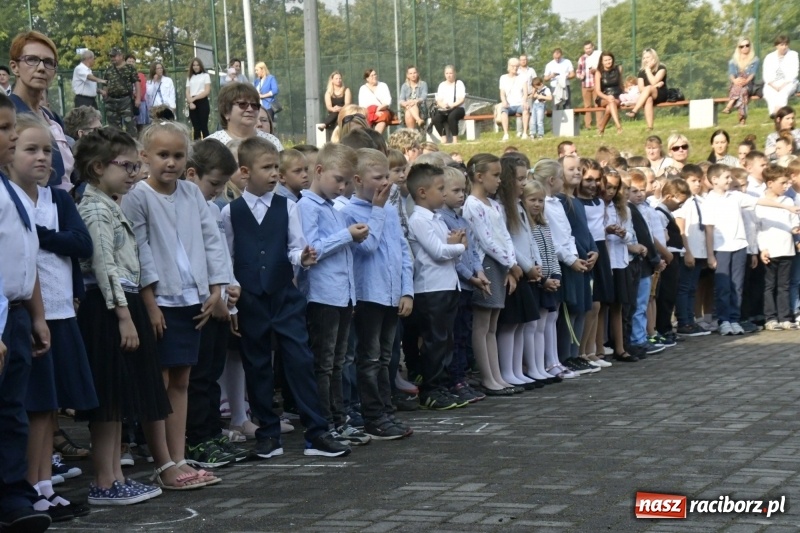 Zdjęcie w galerii na portalu naszraciborz.pl: SP 18 rozpoczęła rok szkolny z nowym dyrektorem wiadomości z regionu