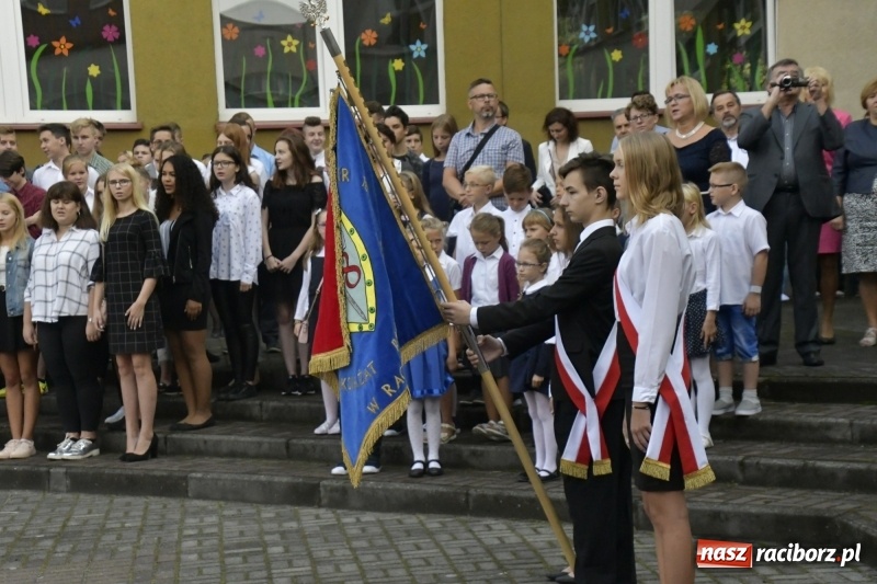 Zdjęcie w galerii na portalu naszraciborz.pl: SP 18 rozpoczęła rok szkolny z nowym dyrektorem wiadomości z regionu