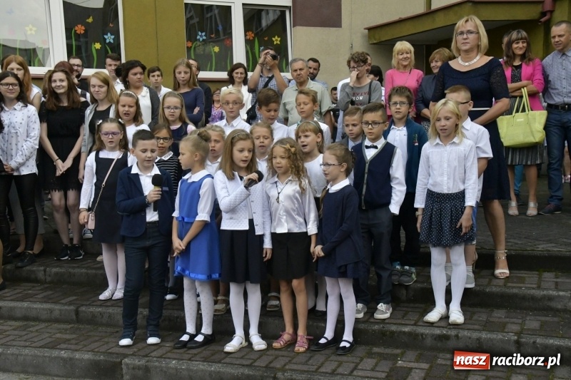 Zdjęcie w galerii na portalu naszraciborz.pl: SP 18 rozpoczęła rok szkolny z nowym dyrektorem wiadomości z regionu