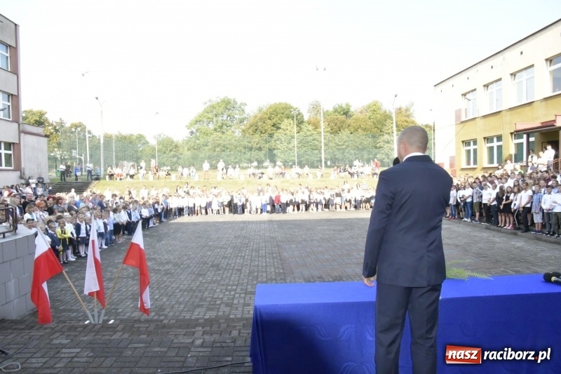 Zdjęcie w galerii na portalu naszraciborz.pl: SP 18 rozpoczęła rok szkolny z nowym dyrektorem wiadomości z regionu