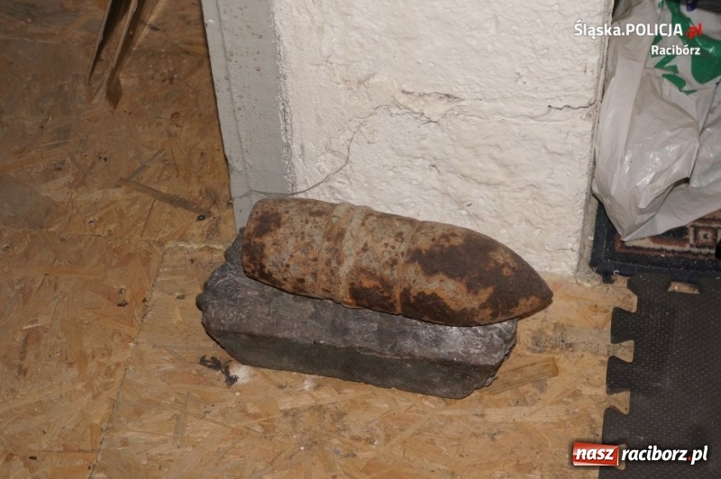 Zdjęcie w galerii na portalu naszraciborz.pl: Policja pokazała pocisk znaleziony na strychu przy Odrzańskiej  wiadomości z regionu
