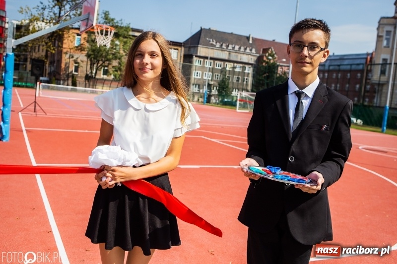 Zdjęcie w galerii na portalu naszraciborz.pl: Krawaciarze pierwsi wybiegli na nowe boisko SP 13  wiadomości z regionu