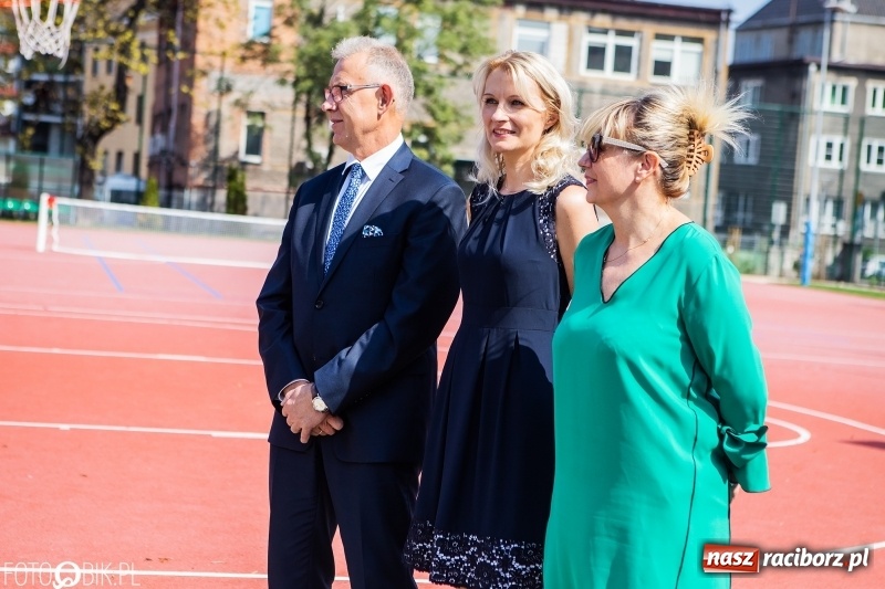 Zdjęcie w galerii na portalu naszraciborz.pl: Krawaciarze pierwsi wybiegli na nowe boisko SP 13  wiadomości z regionu