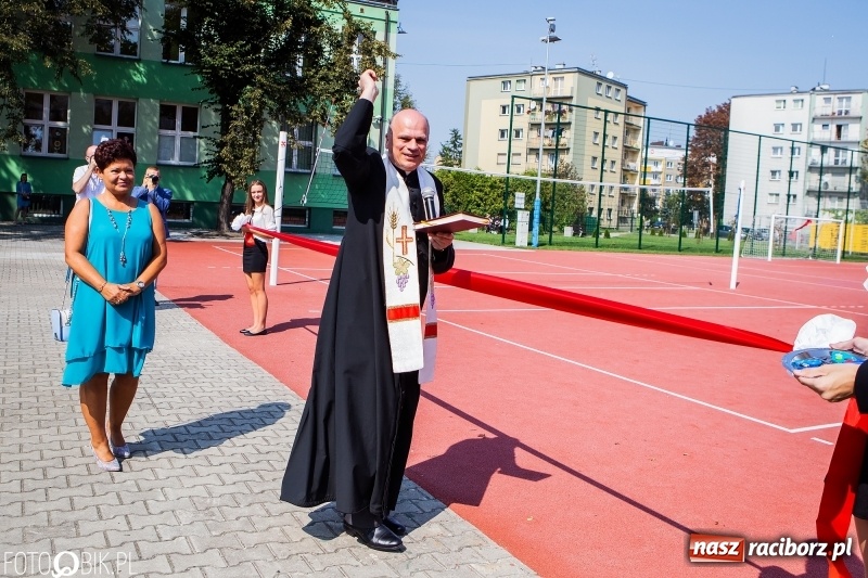 Zdjęcie w galerii na portalu naszraciborz.pl: Krawaciarze pierwsi wybiegli na nowe boisko SP 13  wiadomości z regionu