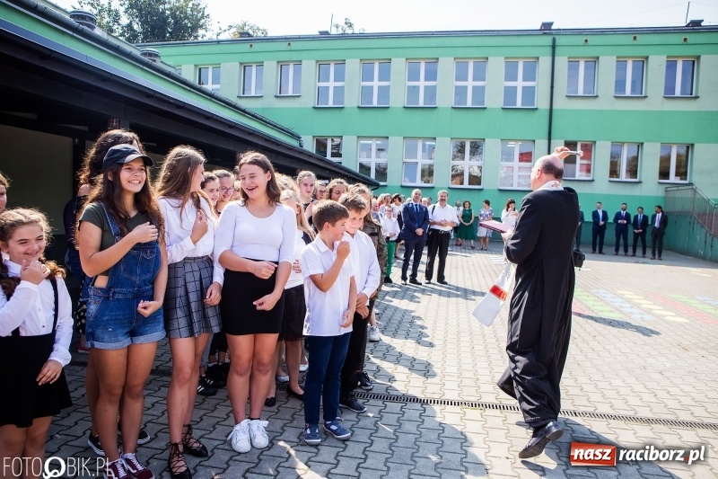 Zdjęcie w galerii na portalu naszraciborz.pl: Krawaciarze pierwsi wybiegli na nowe boisko SP 13  wiadomości z regionu