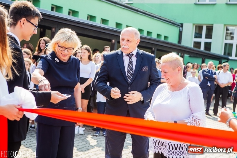 Zdjęcie w galerii na portalu naszraciborz.pl: Krawaciarze pierwsi wybiegli na nowe boisko SP 13  wiadomości z regionu