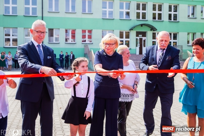 Zdjęcie w galerii na portalu naszraciborz.pl: Krawaciarze pierwsi wybiegli na nowe boisko SP 13  wiadomości z regionu