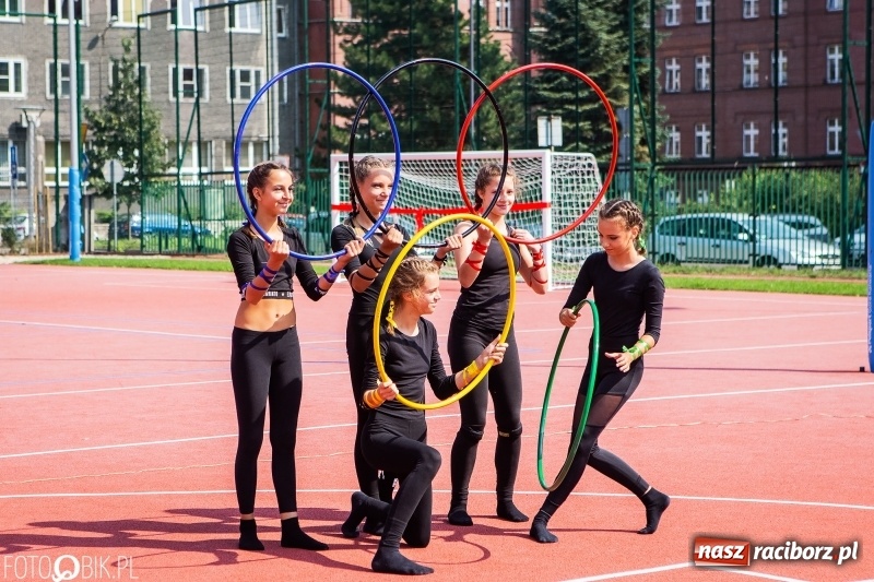 Zdjęcie w galerii na portalu naszraciborz.pl: Krawaciarze pierwsi wybiegli na nowe boisko SP 13  wiadomości z regionu