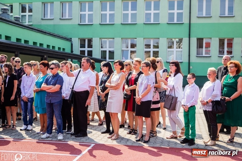 Zdjęcie w galerii na portalu naszraciborz.pl: Krawaciarze pierwsi wybiegli na nowe boisko SP 13  wiadomości z regionu