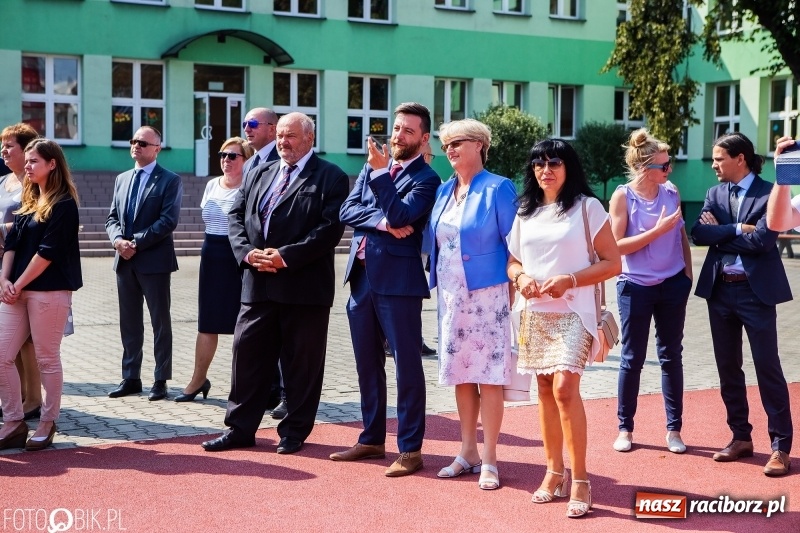 Zdjęcie w galerii na portalu naszraciborz.pl: Krawaciarze pierwsi wybiegli na nowe boisko SP 13  wiadomości z regionu