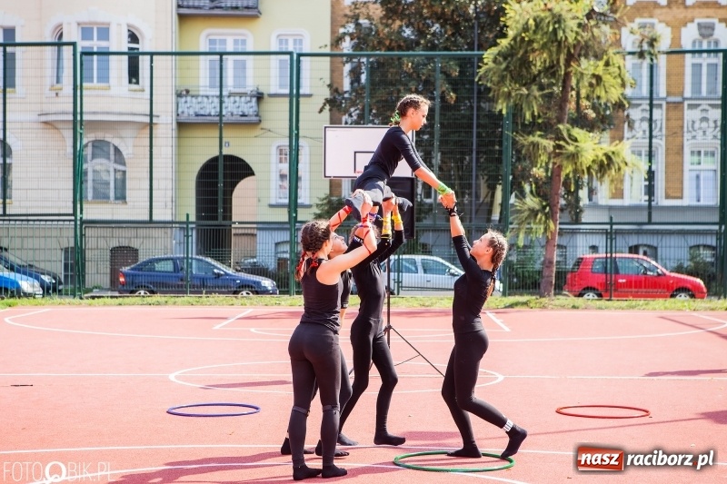 Zdjęcie w galerii na portalu naszraciborz.pl: Krawaciarze pierwsi wybiegli na nowe boisko SP 13  wiadomości z regionu