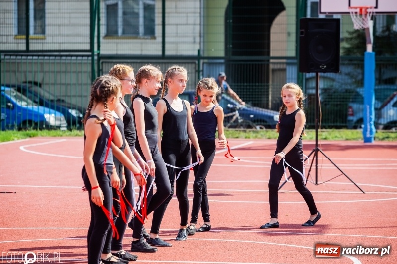 Zdjęcie w galerii na portalu naszraciborz.pl: Krawaciarze pierwsi wybiegli na nowe boisko SP 13  wiadomości z regionu