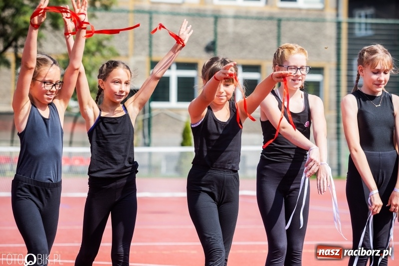 Zdjęcie w galerii na portalu naszraciborz.pl: Krawaciarze pierwsi wybiegli na nowe boisko SP 13  wiadomości z regionu