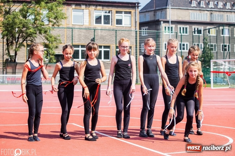 Zdjęcie w galerii na portalu naszraciborz.pl: Krawaciarze pierwsi wybiegli na nowe boisko SP 13  wiadomości z regionu